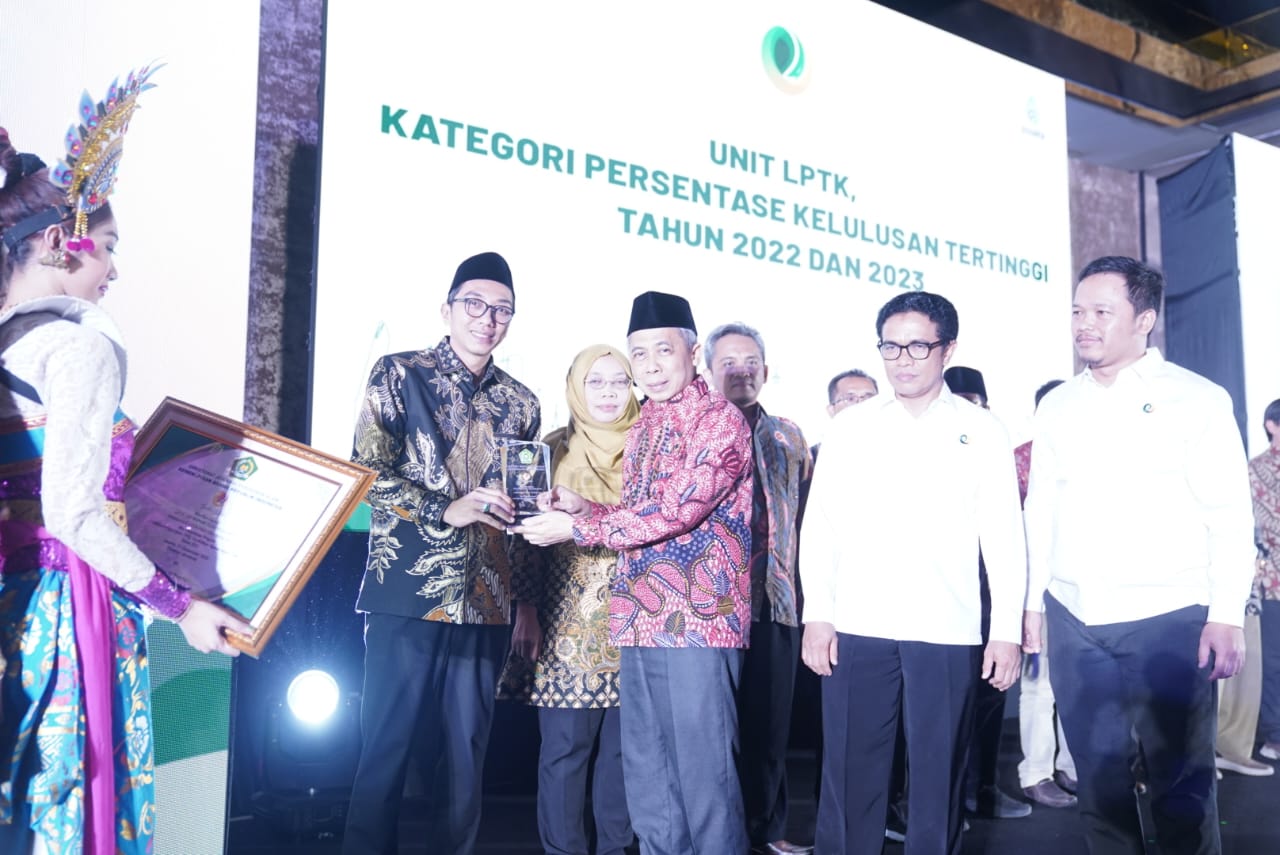 Penganugrahan Penghargaan Kategori Presentase Kelulusan Tertinggi Tahun 2022