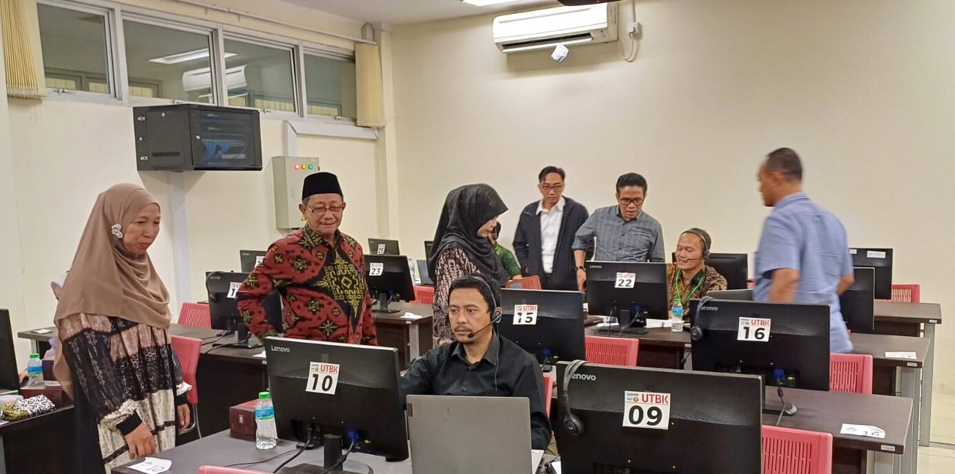 Memastikan Uji Pengetahuan Berjalan Lancar, Direktur PAI Melakukan Monitoring ke TUK UIN Bandung