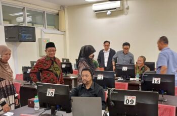 Memastikan Uji Pengetahuan Berjalan Lancar, Direktur PAI Melakukan Monitoring ke TUK UIN Bandung